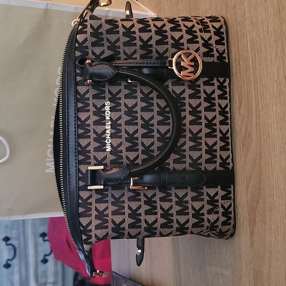 Micheal Kors Monogram Purse for Fall - Picture 1 of 12